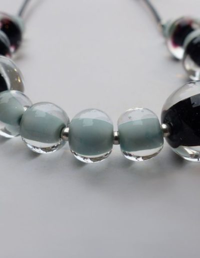 marie tellier collier cuir et perles de verre asymétriques 2_