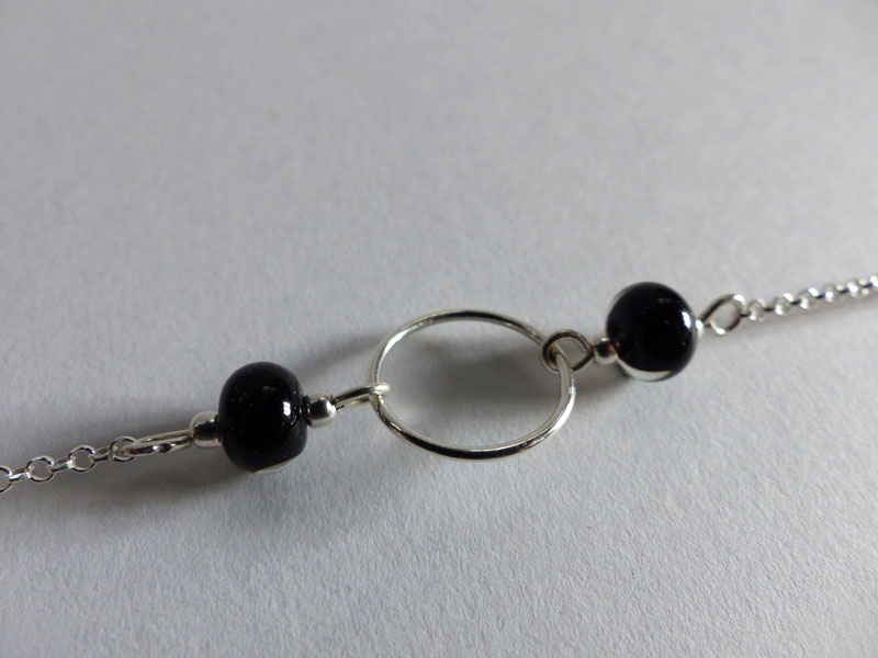 marie tellier_bracelet cercle argent et perle de verre noire